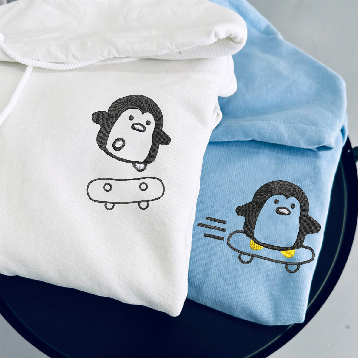 Sweats à capuche assortis personnalisés avec motif pingouin de skateboard brodé pour couples