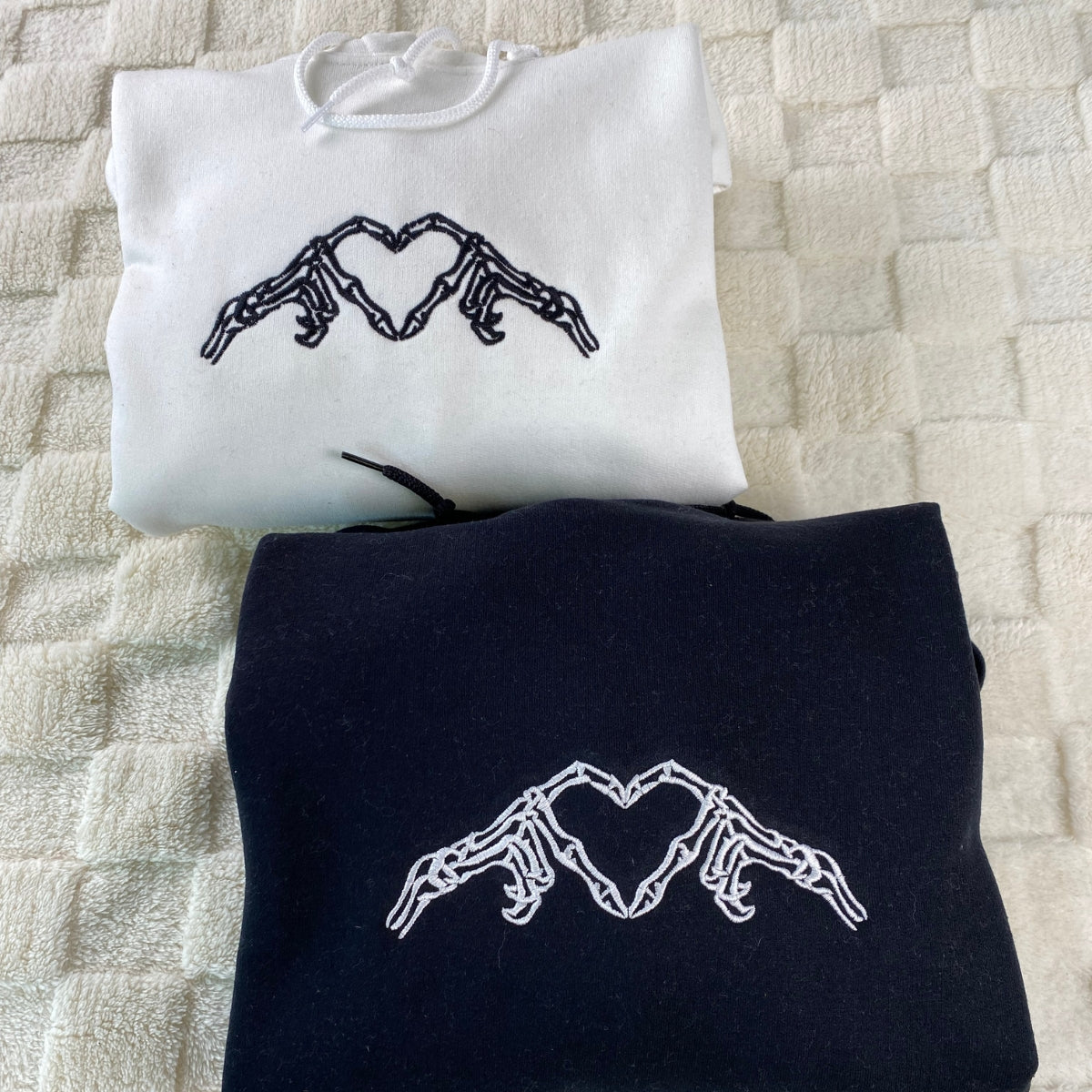 Individuell bestickte Skelett-Herz-Kapuzenpullover mit römischen Ziffern für Paare