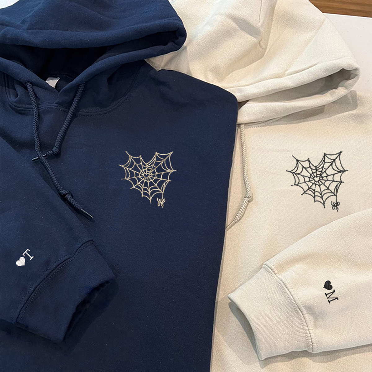 Individuell bestickte Spinnennetz-Herzen-Kapuzenpullover für Paare