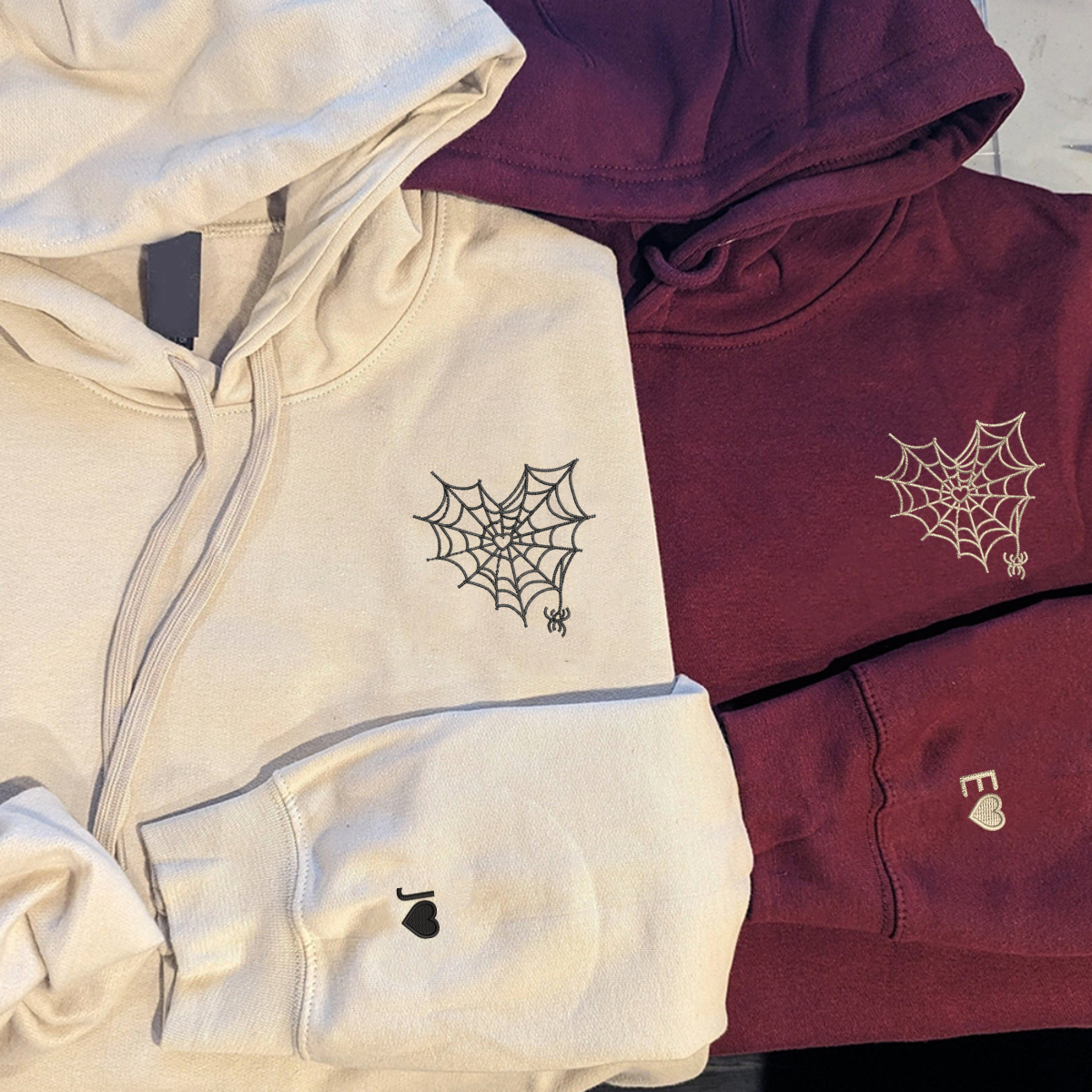 Individuell bestickte Spinnennetz-Herzen-Kapuzenpullover für Paare