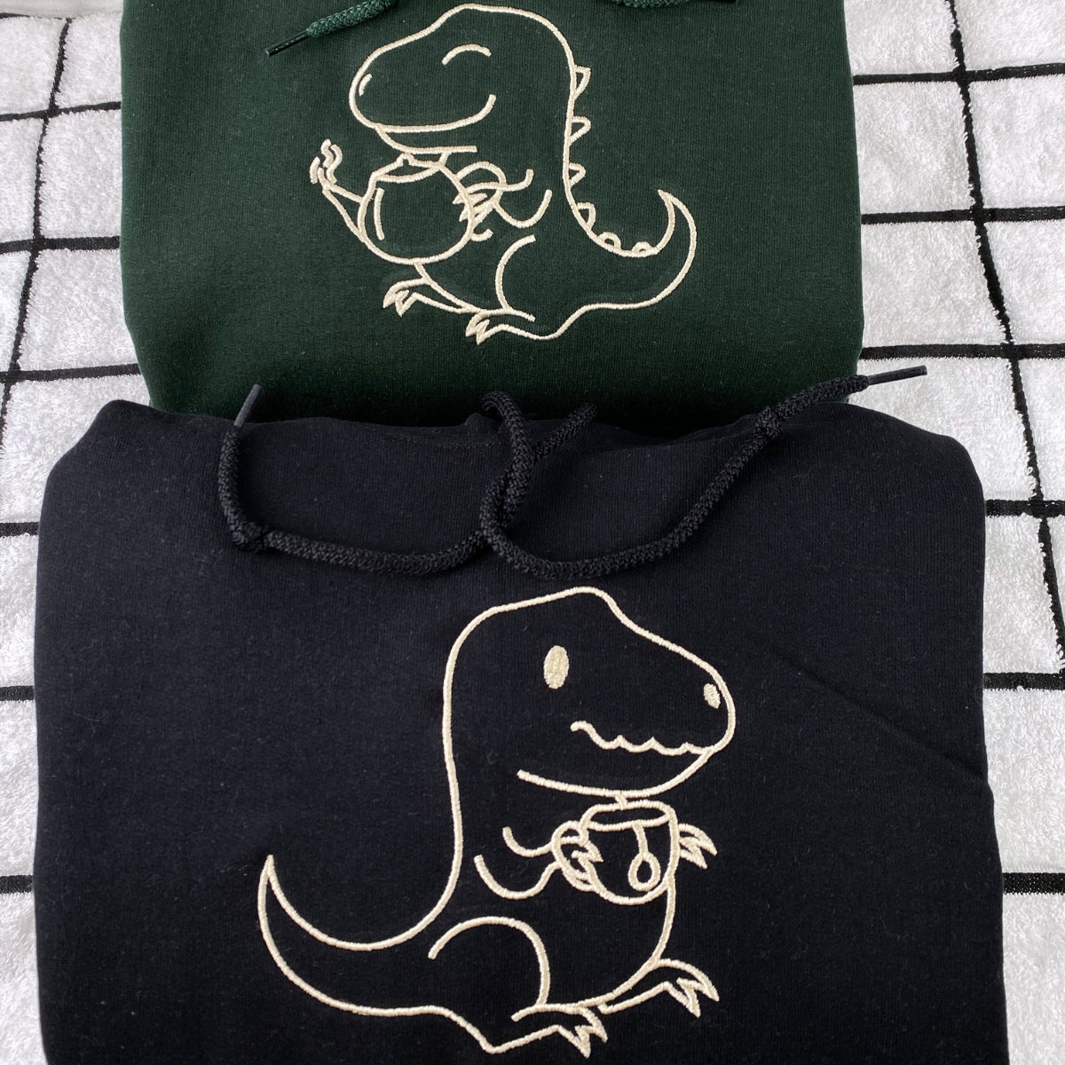 Individuell bestickte Tea Rex-Kapuzenpullover für Paare
