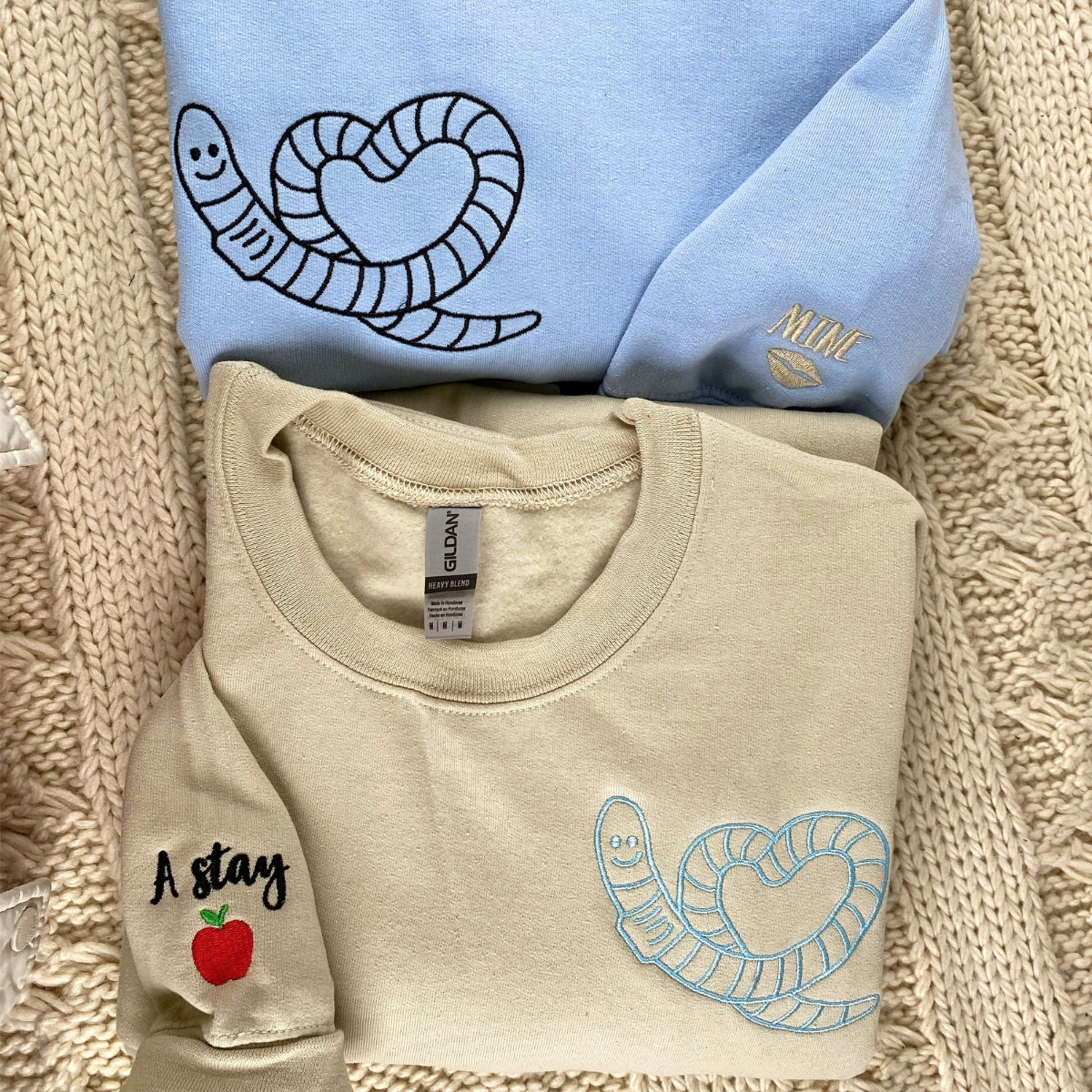 Individuell bestickte Wurmherz-Kapuzenpullover für Paare