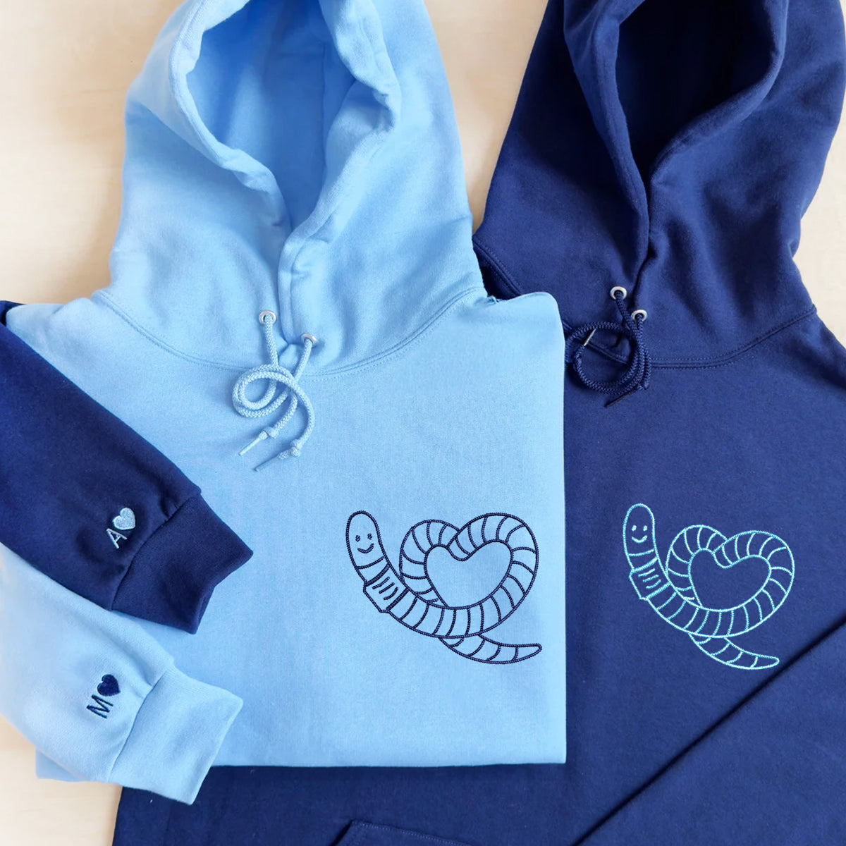 Individuell bestickte Wurmherz-Kapuzenpullover für Paare