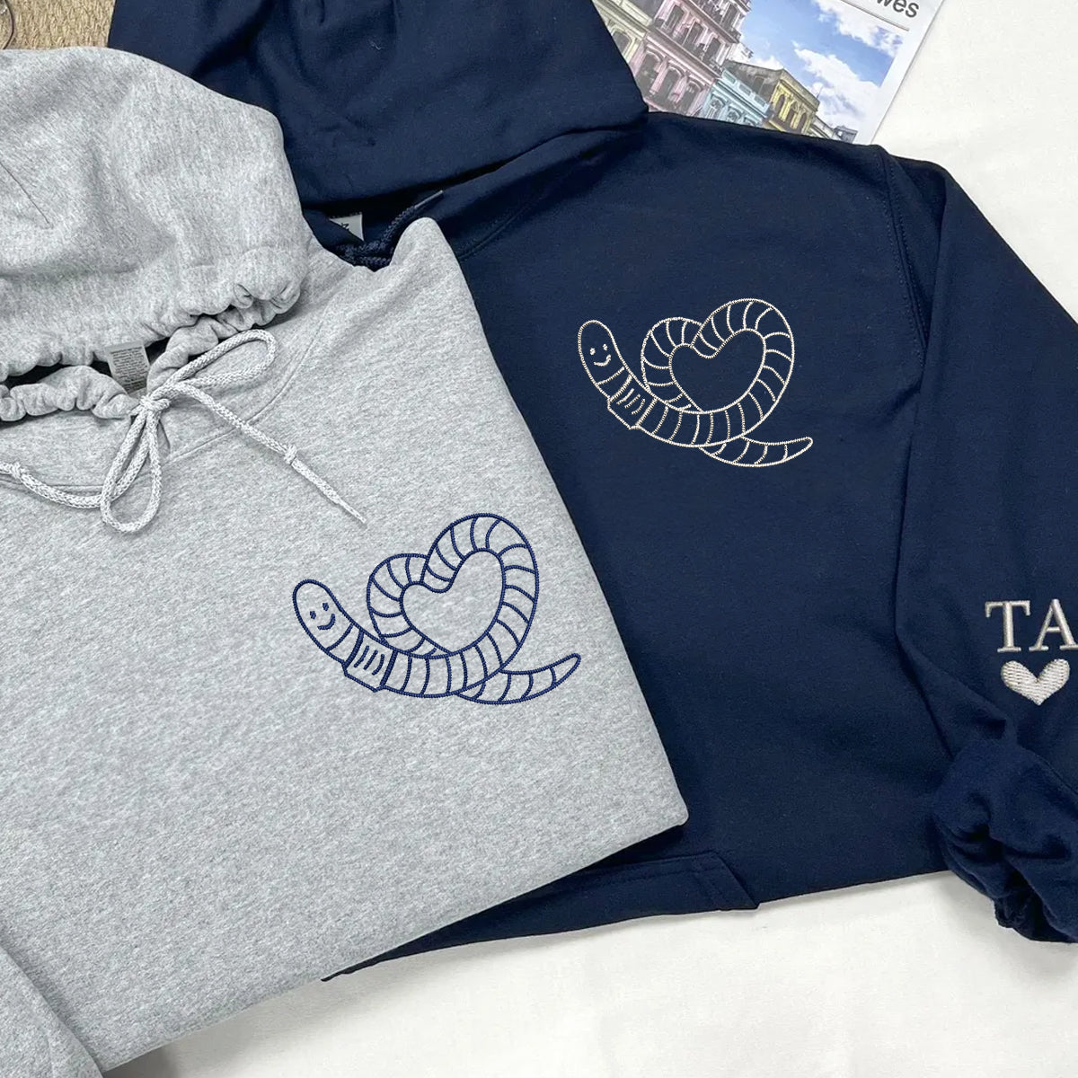 Individuell bestickte Wurmherz-Kapuzenpullover für Paare