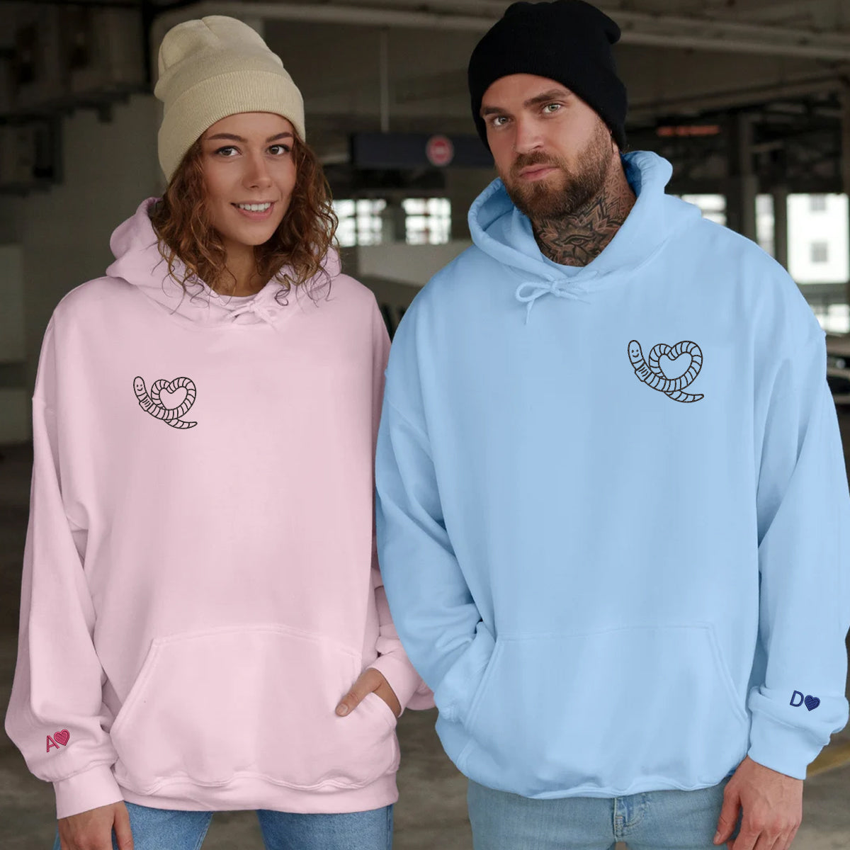 Individuell bestickte Wurmherz-Kapuzenpullover für Paare