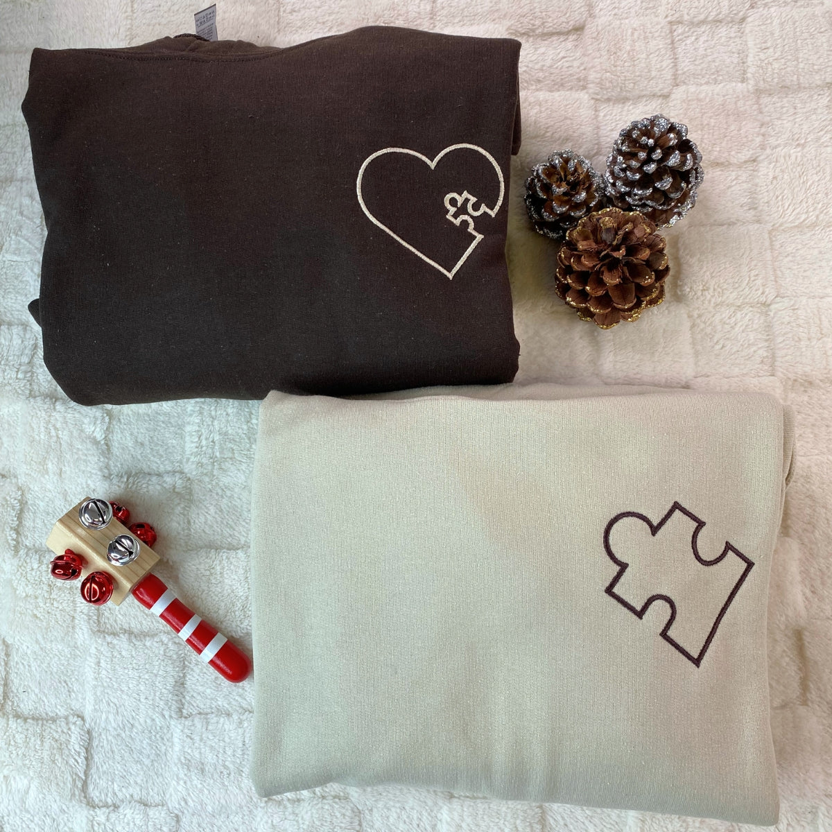 Individuell bestickte „You Complete Me“-Herzpuzzle-Kapuzenpullover für Paare