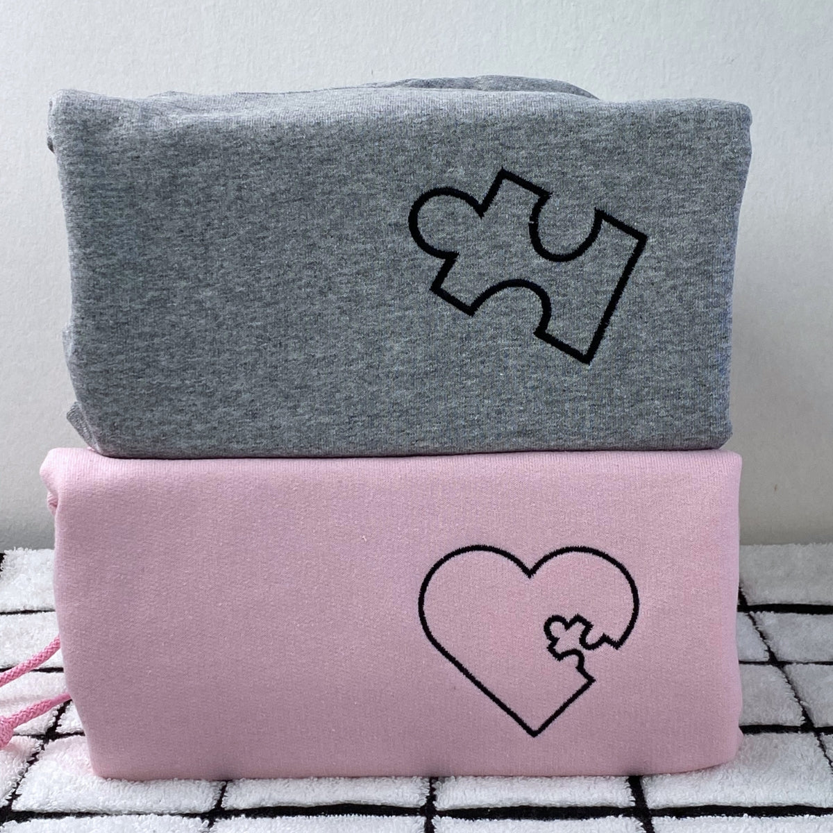Individuell bestickte „You Complete Me“-Herzpuzzle-Kapuzenpullover für Paare
