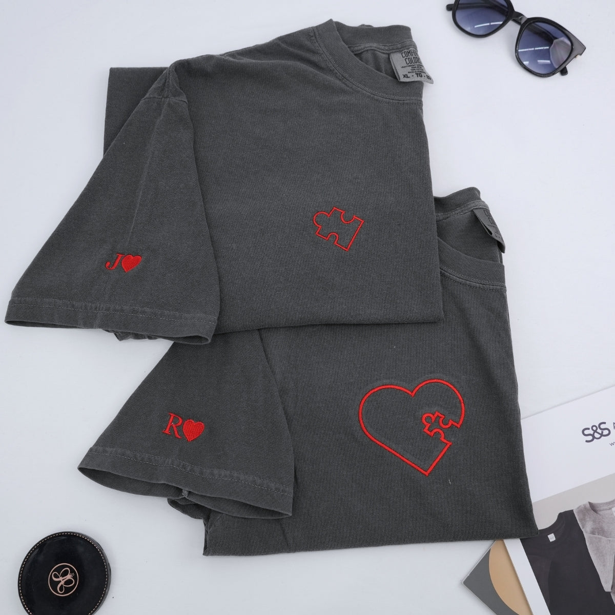 Individuell bestickte „You Complete Me“-Herzpuzzle-T-Shirts für Paare