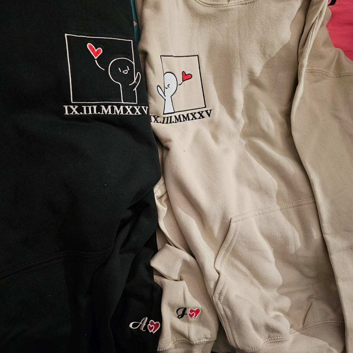 Süße Cartoon Paar benutzerdefinierte römische Ziffer passende bestickte Hoodies für Paare