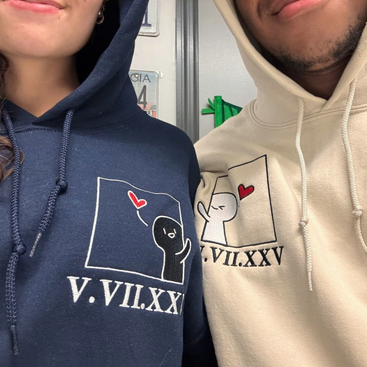 Süße Cartoon Paar benutzerdefinierte römische Ziffer passende bestickte Hoodies für Paare