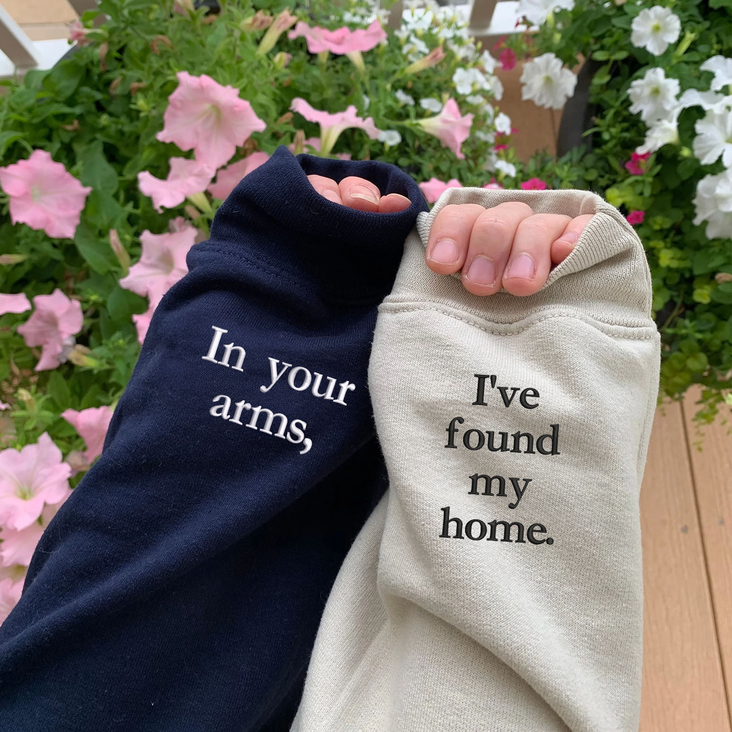 Sweats à capuche personnalisés brodés « Dans vos bras, j'ai trouvé ma maison » sur les manches assorties pour les couples