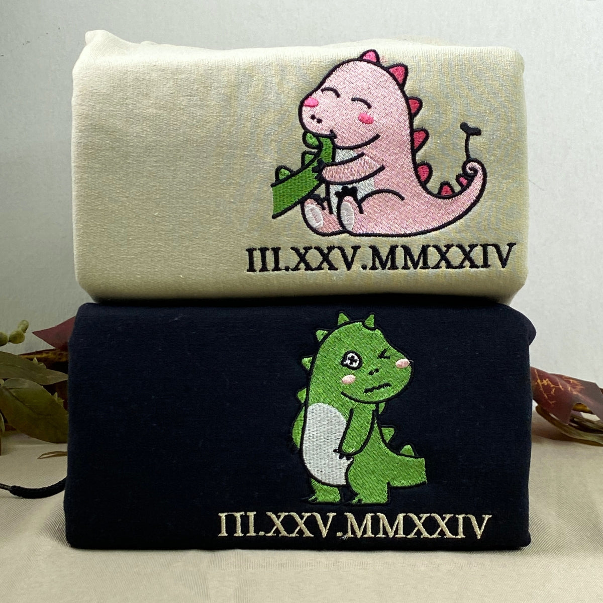 Schönes Paar Dinosaurier benutzerdefinierte römische Ziffer passende bestickte Hoodies für Paare