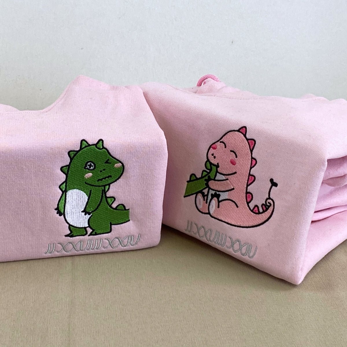 Schönes Paar Dinosaurier benutzerdefinierte römische Ziffer passende bestickte Hoodies für Paare