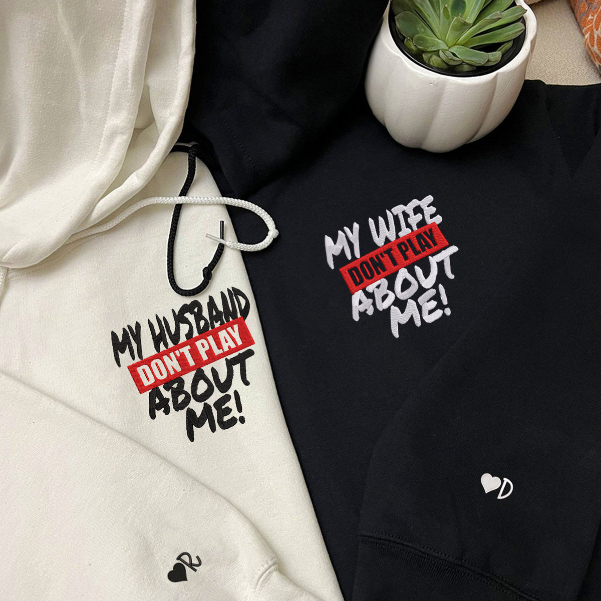Sweat à capuche brodé personnalisé assorti « Mon mari ne joue pas avec moi »