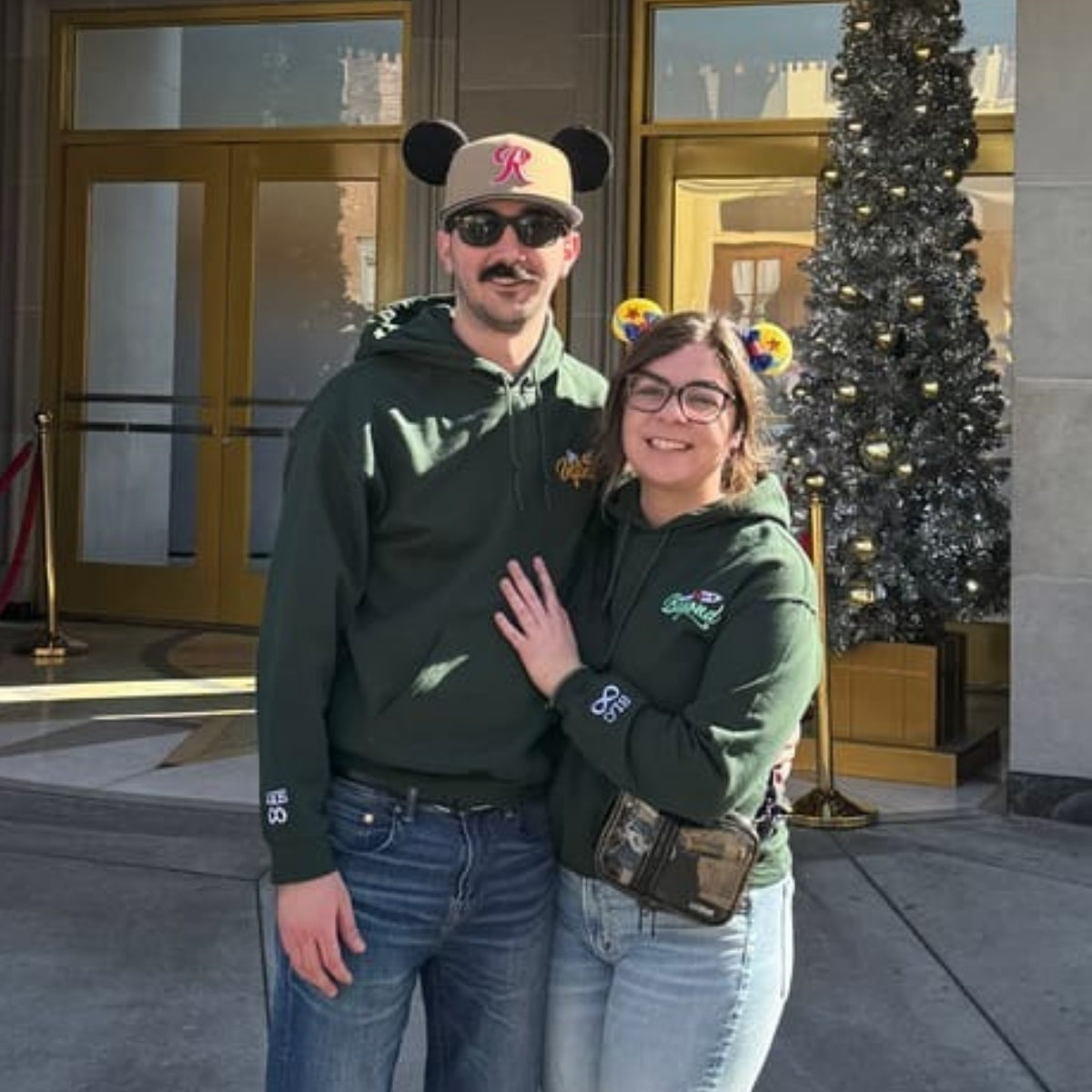 Bis zur Unendlichkeit und darüber hinaus – individuell bestickte passende Hoodies für Paare