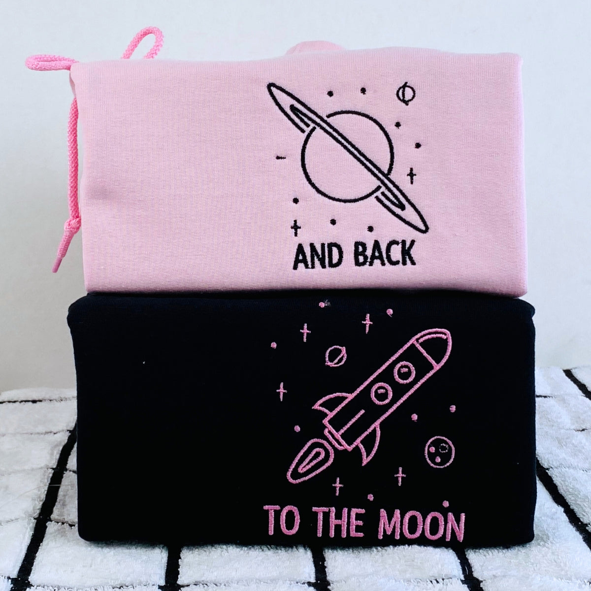 Zum Mond und zurück, individuell bestickte passende Hoodies für Paare