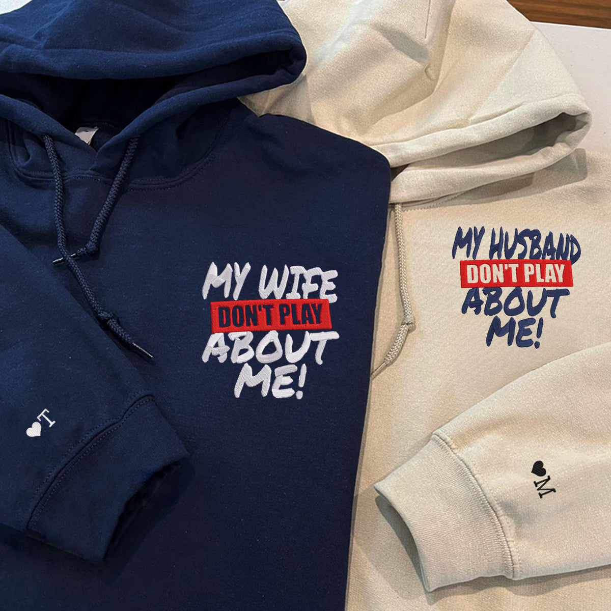 Sweat à capuche brodé personnalisé assorti « Mon mari ne joue pas avec moi »