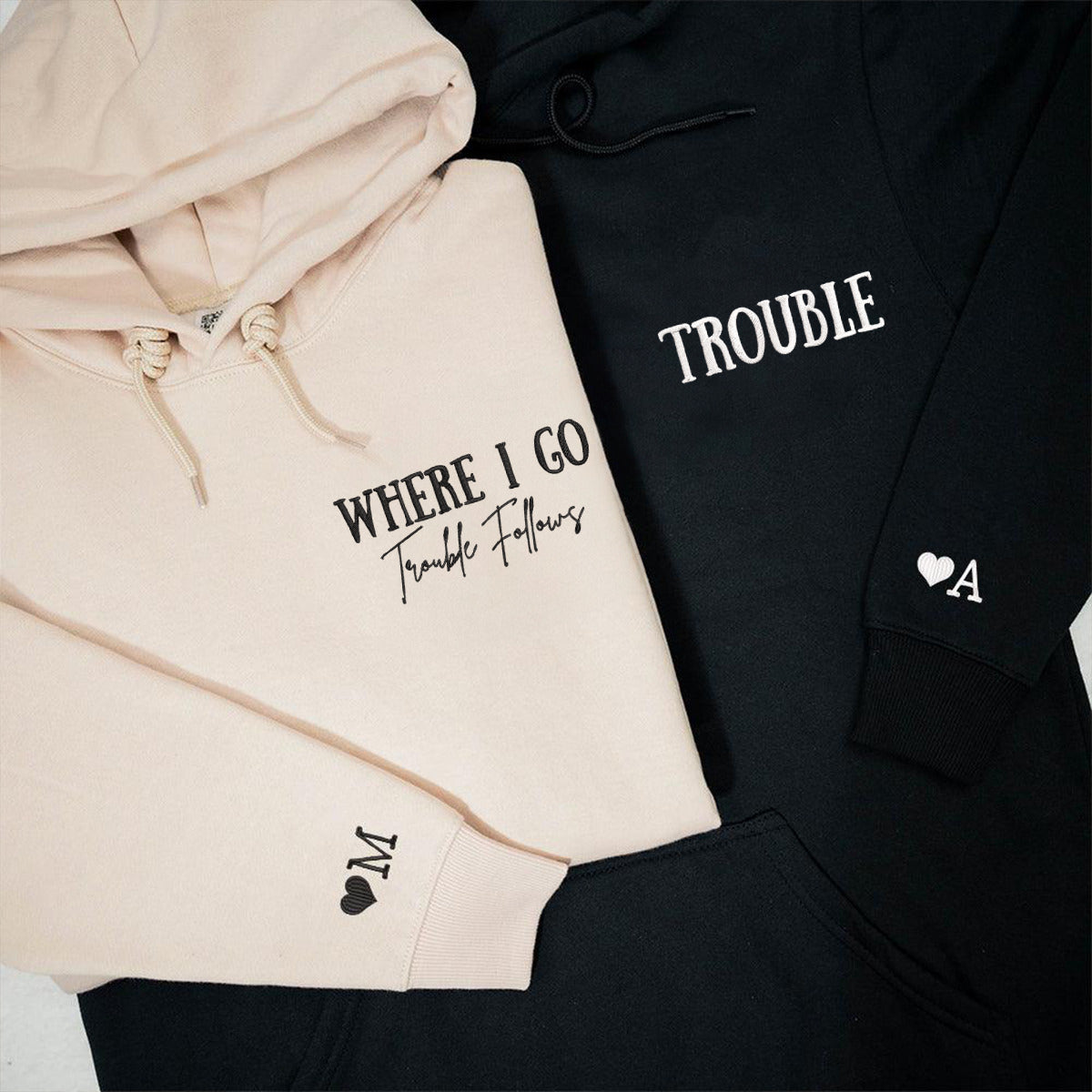Sweats à capuche personnalisés assortis brodés « Where I Go Trouble Follows » pour couple