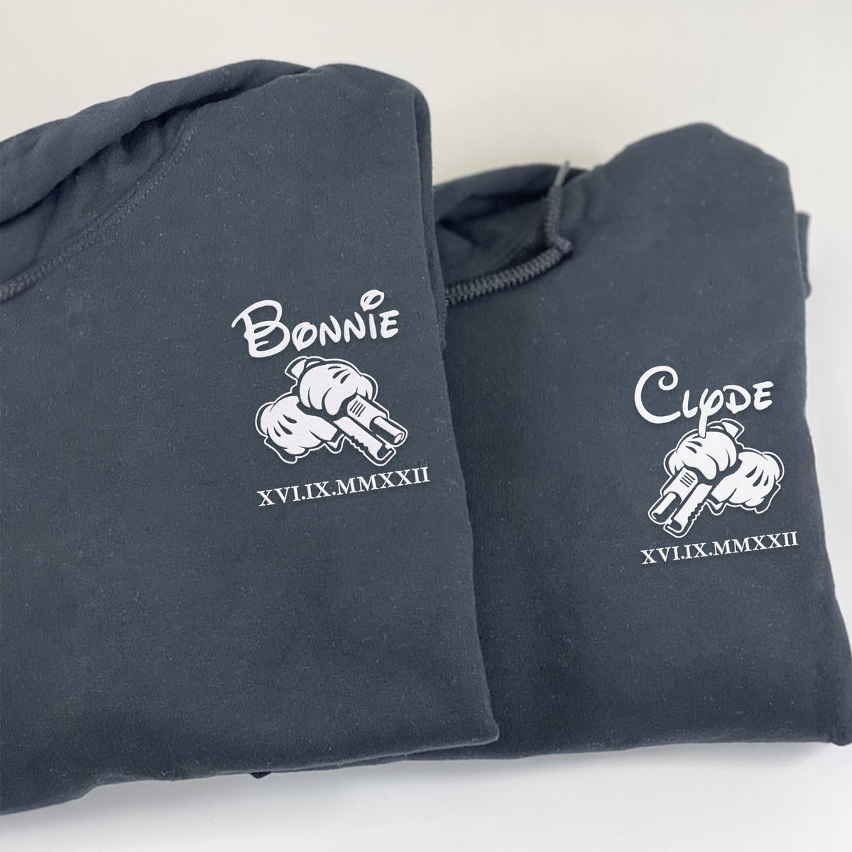 Bestickte Bonnie und Clyde-Kapuzenpullover mit römischen Ziffern